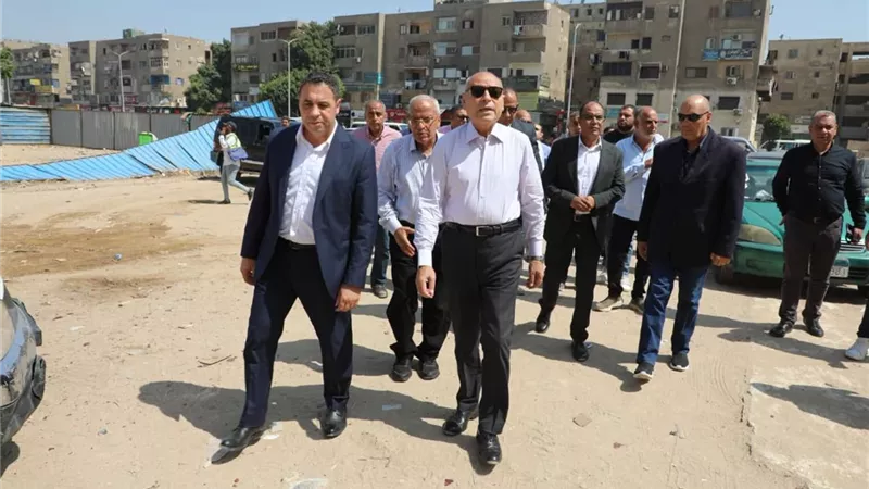 خلال جولة مفاجئة.. محافظ القاهرة يسحب الشقق غير الملتزمة بحي المقطم|صور