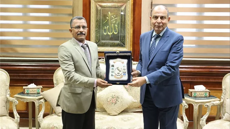 محافظ المنيا يكرم وكيل وزارة التموين تقديرًا لجهوده في الرقابة على الأسواق