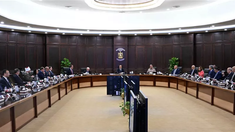 مدبولي: الحكومة تعمل على زيادة المخزون الاستراتيجي من المواد البترولية
