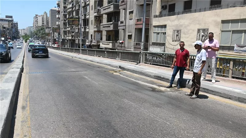 محافظ البحيرة: فحص الفواصل المعدنية لكوبري دمنهور العلوي تمهيدًا لصيانته
