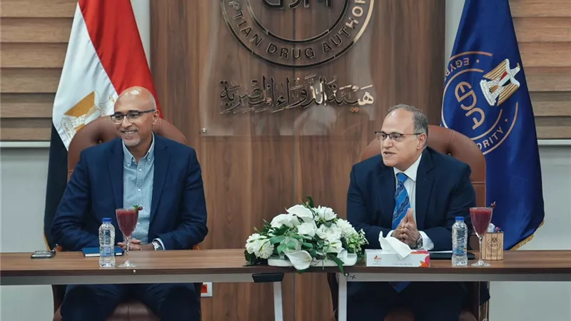 هيئة الدواء المصرية وغرفة صناعة الدواء تبحثان تعزيز استقرار السوق