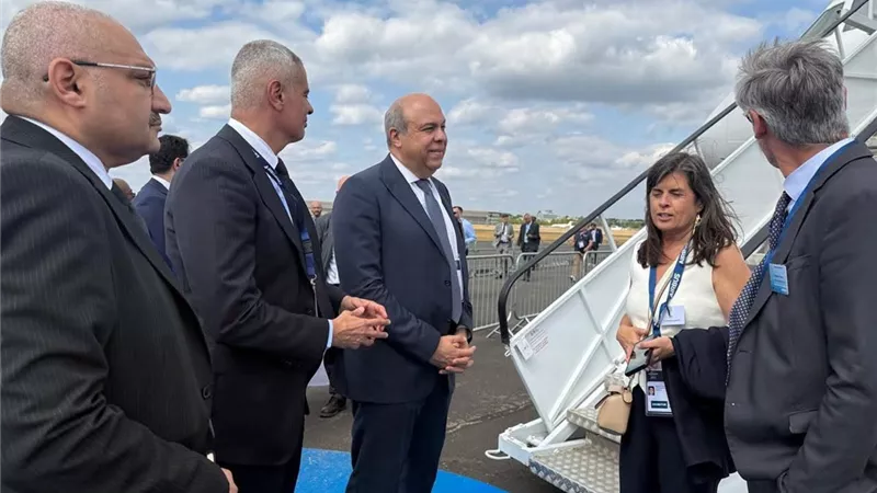 وزير الطيران يبحث مع «إيرباص» تسليم طائرات A350 ويتفقد أحدث تقنيات A321XLR