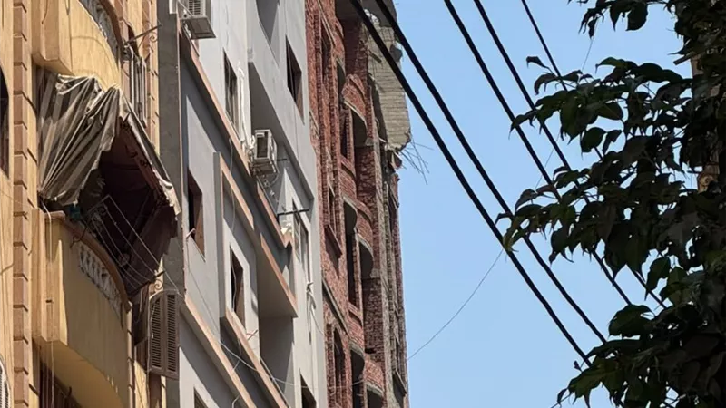 انهيار 3 طوابق من عقار مخالف بالدقهلية| وفاة عامل والإنقاذ تبحث عن مفقودين