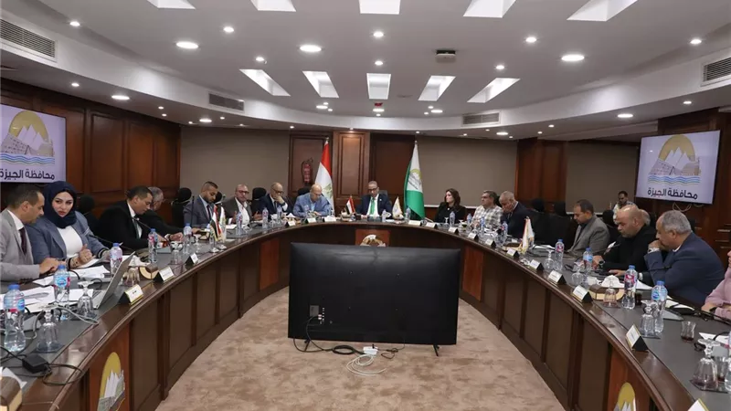محافظ الجيزة يبحث احتياجات المواطنين واستعراض أولويات العمل بالمحافظة
