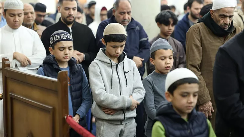 مركز الأزهر للفتوى: اصطحاب الأطفال إلى المسجد لصلاة الجمعة مستحب