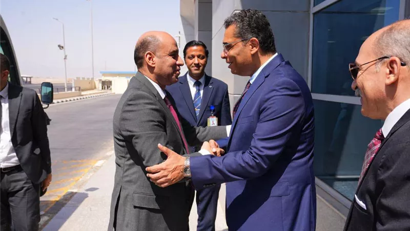 في مستهل جولته.. محافظ البحر الأحمر يستقبل وزير العمل بمطار الغردقة 