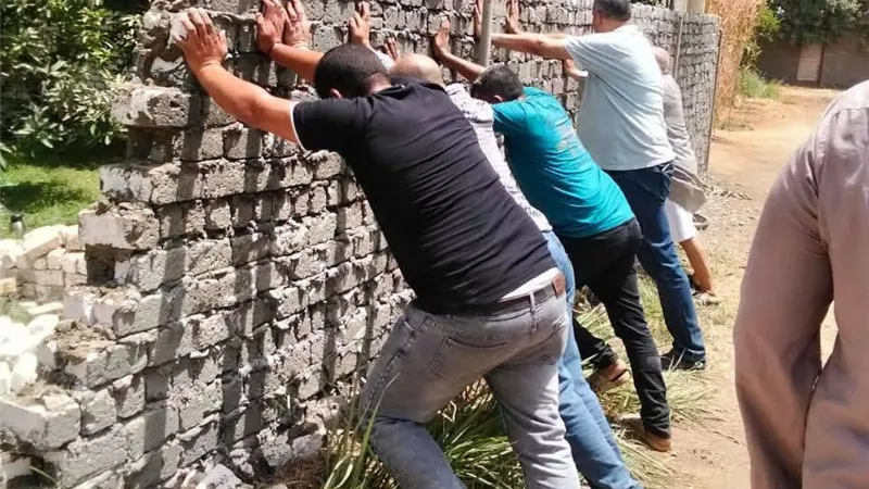 بايدى رجال المجلس.. إزالة فورية لسور مخالف بابار الملك بسوهاج