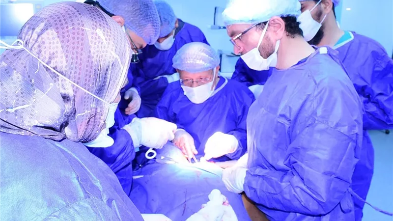 رئيس جامعة سوهاج يقود جراحة ميكروسكوبية دقيقة لإنقاذ طفل من الشلل