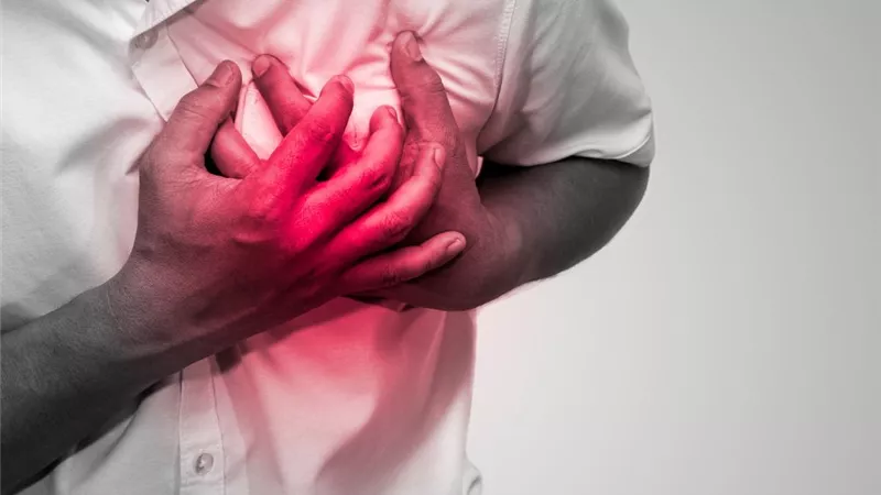 كيف تفرق بين الحموضة وألم القلب؟.. طبيب يحذر من تجاهل حرقان الصدر