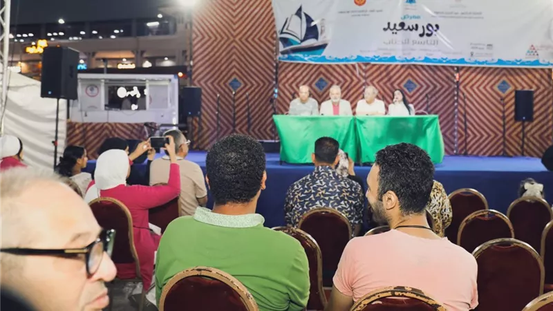 «حكايات على رصيف المينا» يطرح الهوية والانتماء في معرض بورسعيد للكتاب