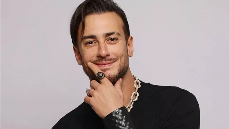 لحظة لا تُنسى.. سعد لمجرد يغني مع والده ويحتفي بوالدته على المسرح