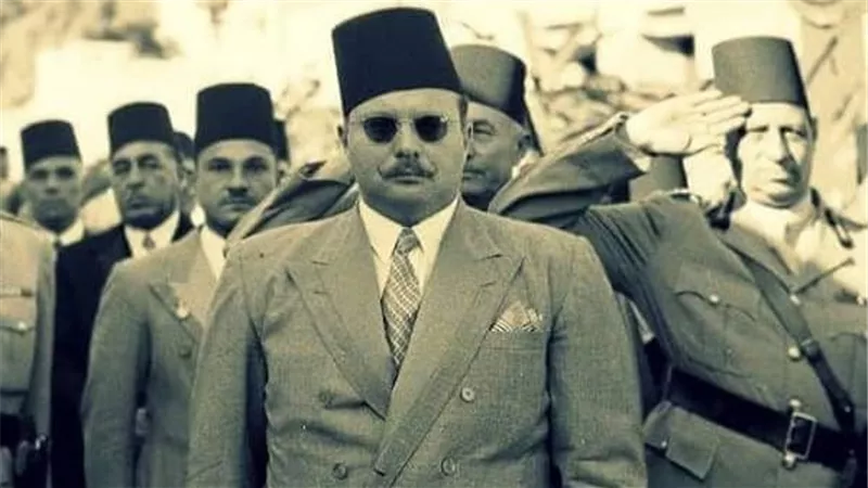 الملك فاروق يوقع وثيقة التنازل عن العرش ويغادر مصر إلى المنفى