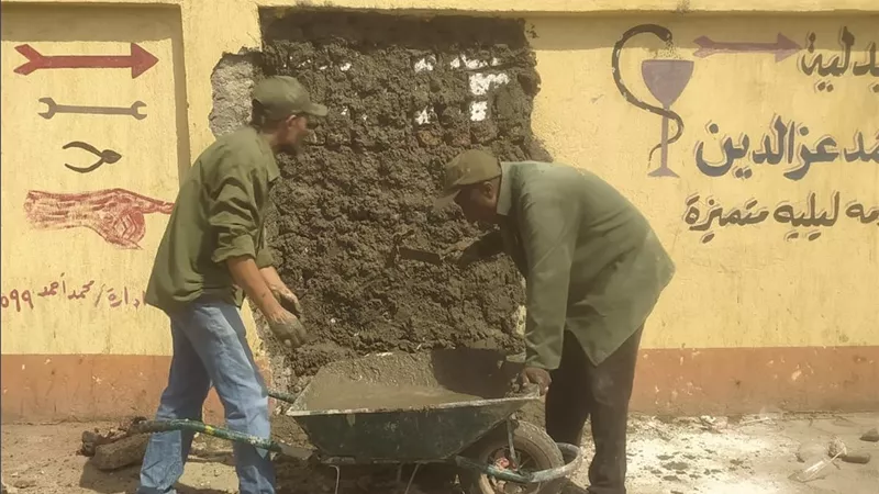 غلق منفذين غير شرعيين لعبور المشاة على السكة الحديد بالأقصر