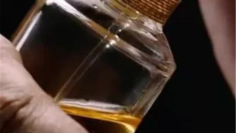 من المشروب إلى العطر.. الكولا تتحول إلى أحدث اتجاهات عالم الروائح