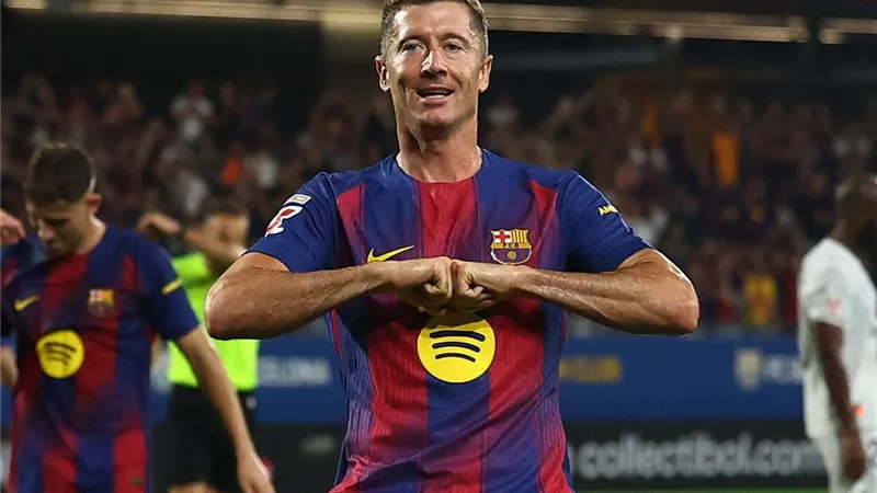 وكيله ليفاندوفسكي يفجر مفاجأة حول سبب رحيله عن برشلونة 