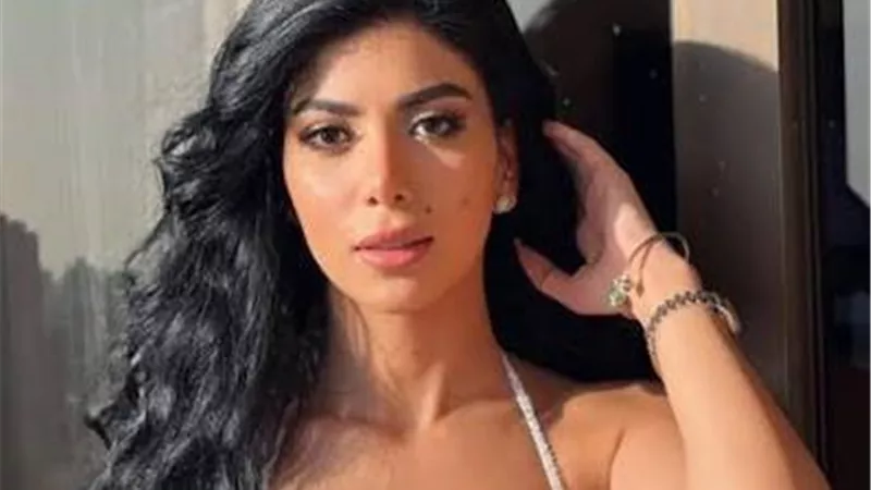 كارولين عزمي تروج لمسرحيتها الجديدة الساحل الشرير بإطلالة صيفية 