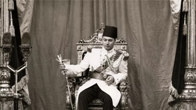  تتويج الملك فاروق رسميًا على عرش مصر وإنهاء مجلس الوصاية