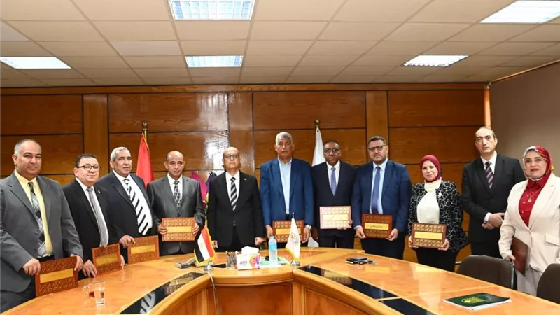  المنشاوي يكرم مستشاري رئيس جامعة أسيوط السابقين والحاليين تقديرًا لجهودهم