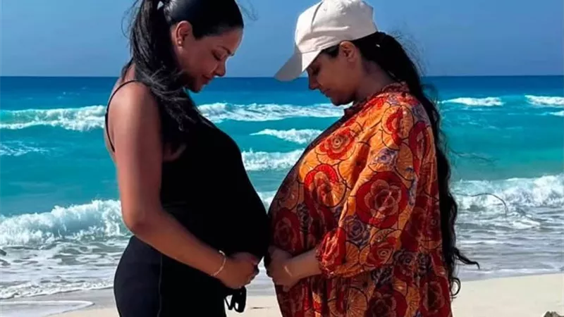 في أواخر حملها.. أسماء أبو اليزيد تتألق بإطلالة هادئة على شاطئ البحر