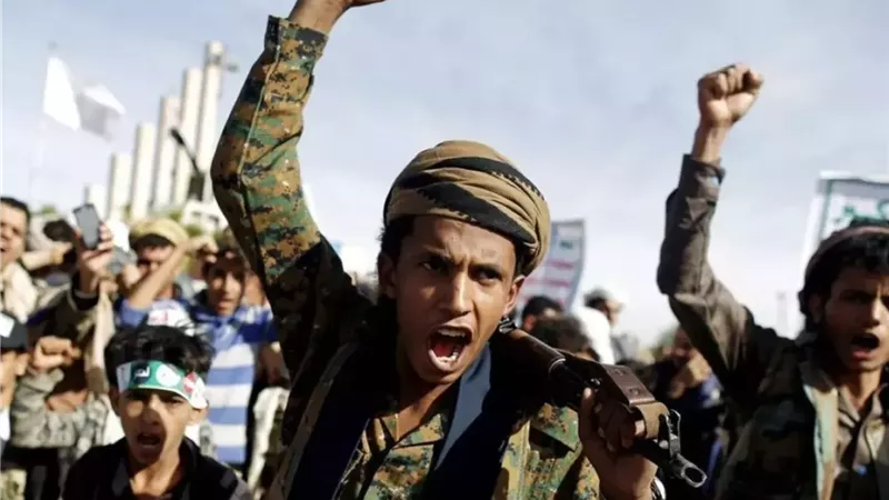 الحوثيون يدرسون فرض رسوم على السفن العابرة لمضيق باب المندب