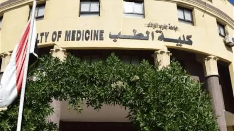 عميد «طب القصر العيني» يهنئ طلاب الثانوية العامة