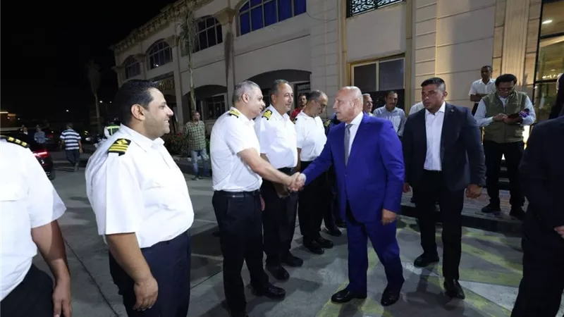 بتوجيهات رئاسية.. وزير النقل يكريم أبطال القاطرات البحرية بميناء دمياط