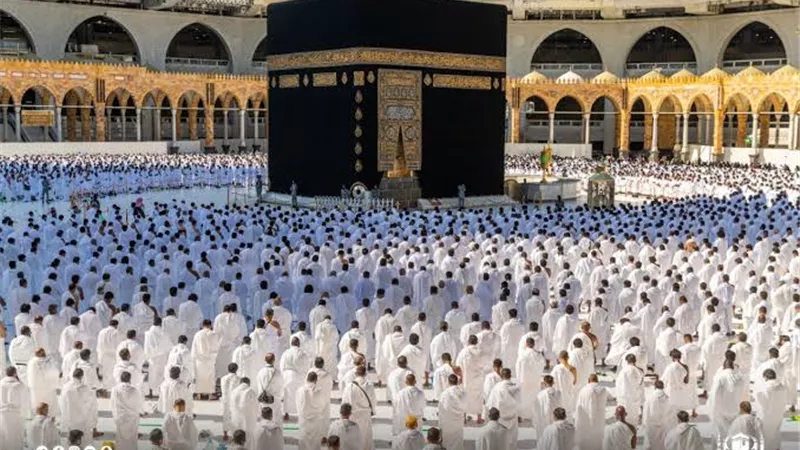 بث مباشر.. نقل شعائر صلاة الجمعة من الحرمين الشريفين