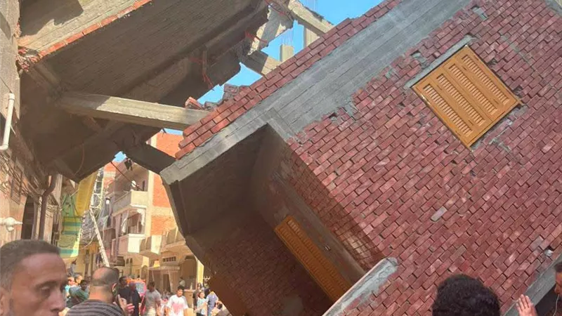 محافظ الدقهلية يتابع انهيار عقار حديث دون خسائر بشرية بمركز ميت غمر