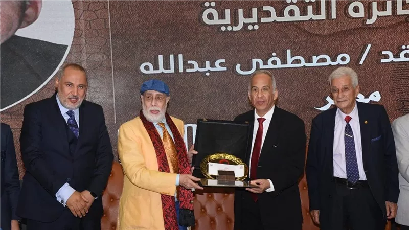 مصطفى عبدالله يتبرع بنصف قيمة جائزة «باشراحيل» للكاتب عماد الغزالي