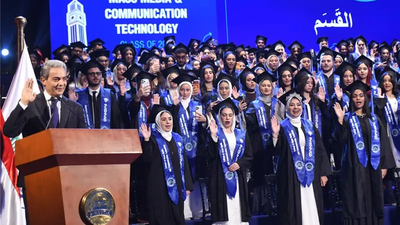 تكريم نقيب الإعلاميين في حفل تخرج إعلام جامعة مصر 2026