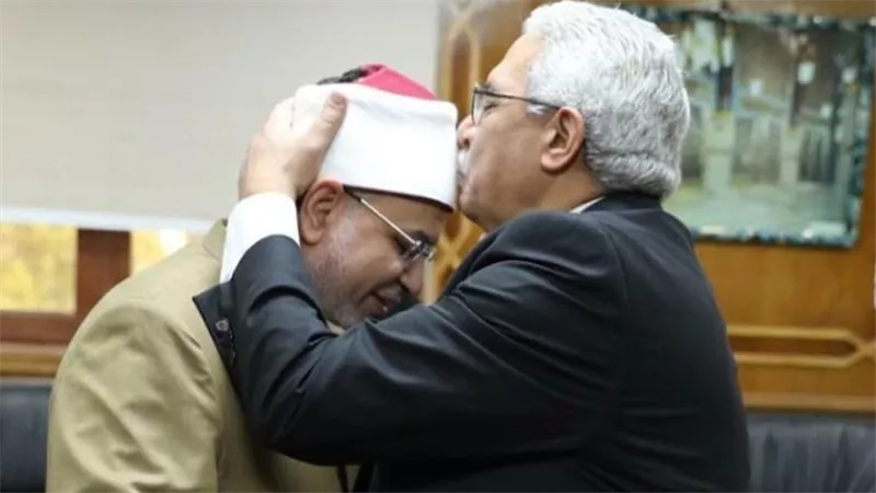 بسلام حار.. محمود صديق يتسلم مهام رئاسة جامعة الأزهر رسميا