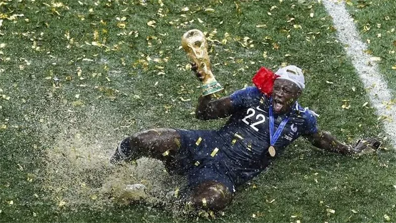 ميندي يبيع ميدالية كأس العالم 2018 فى مزاد علني مقابل 54 ألف يورو