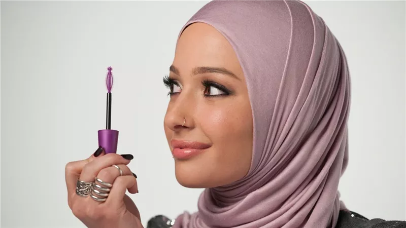 أساسيات حقيبة مكياج المرأة المحجبة