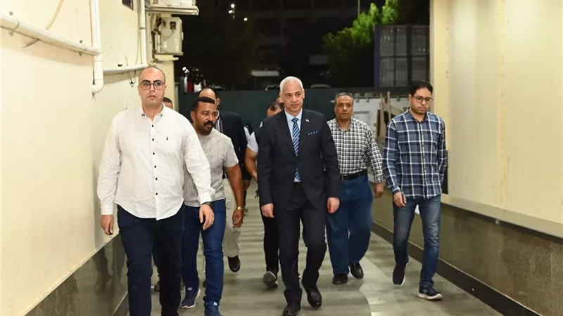 رئيس جامعة أسيوط يفاجئ مستشفى الإصابات والطوارئ بجولة ليلية