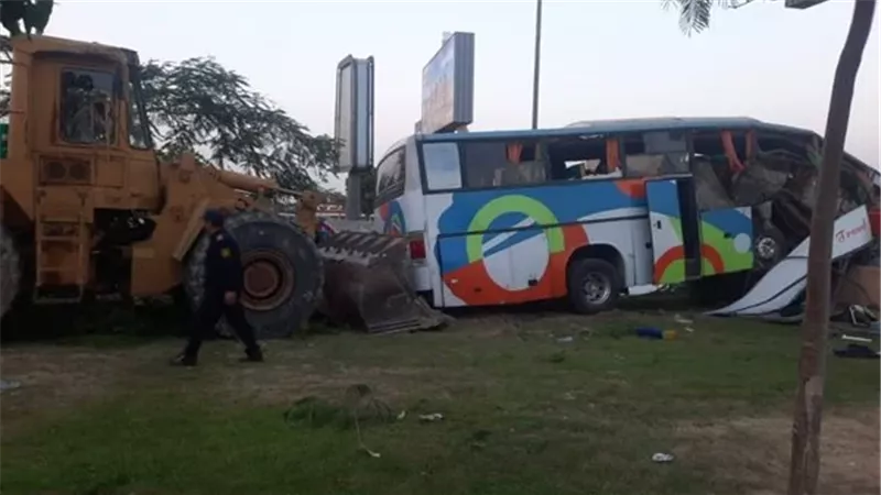 مصرع شخص وإصابة 27 آخرين في حادث تصادم أتوبيس عمال بعمود إنارة بأكتوبر