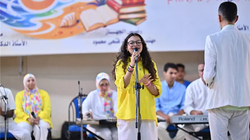 «شاطئ الفن» يواصل فعالياته في مطروح بعروض للفنون الشعبية والطرب
