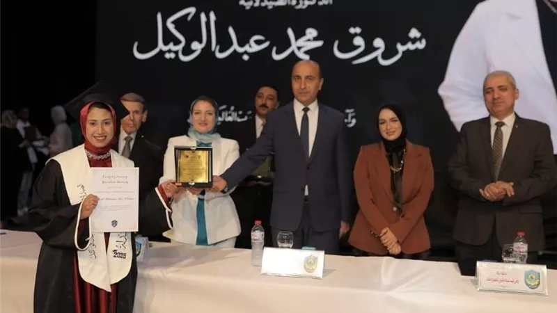 من مكتبة الإسكندرية.. رئيس جامعة دمنهور يكرم أوائل خريجي كلية الصيدلة