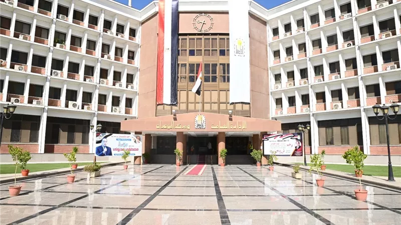 رئيس جامعة أسيوط يفتتح معرض 