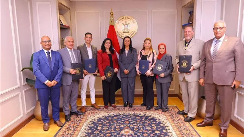 مايا مرسي تشهد توقيع عقود تمويل لمشروعات متناهية الصغر مع 4 جمعيات أهلية