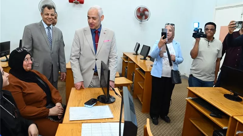 انطلاق المرحلة الأولى.. رئيس جامعة أسيوط يتابع مقرات التنسيق