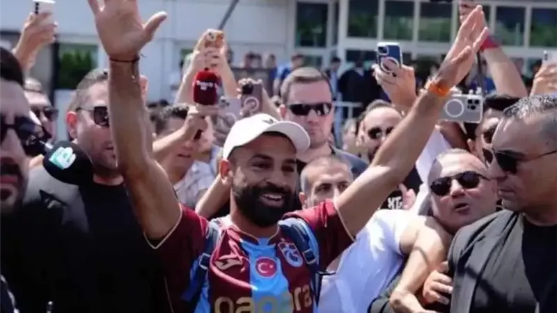 احتفال جنوني: محمد صلاح يغني مع الآلاف من جماهير طرابزون في المطار