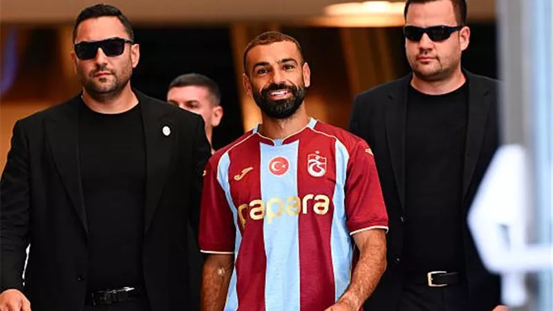 بعد وصوله لتركيا..محمد صلاح: استقبال جماهير طرابزون لا يصدق وسأبذل كل جهدي