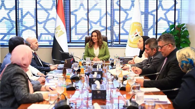 وزيرة التنمية المحلية والبيئة تتابع تنفيذ مشروع زراعة أشجار المانجروف