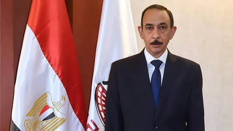 محافظ سوهاج يحظر تداول المستندات والمنشورات الرسمية عبر مواقع التواصل