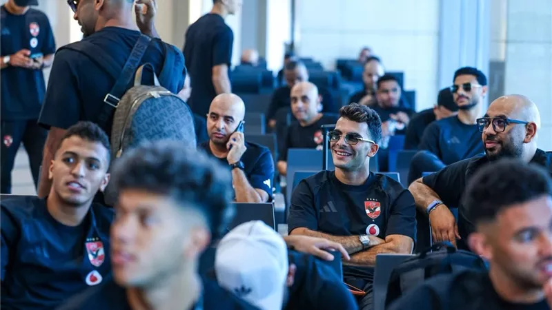 قبل مواجهة برشلونة.. توافد لاعبي الأهلى على مطار القاهرة للسفر إلى إسبانيا