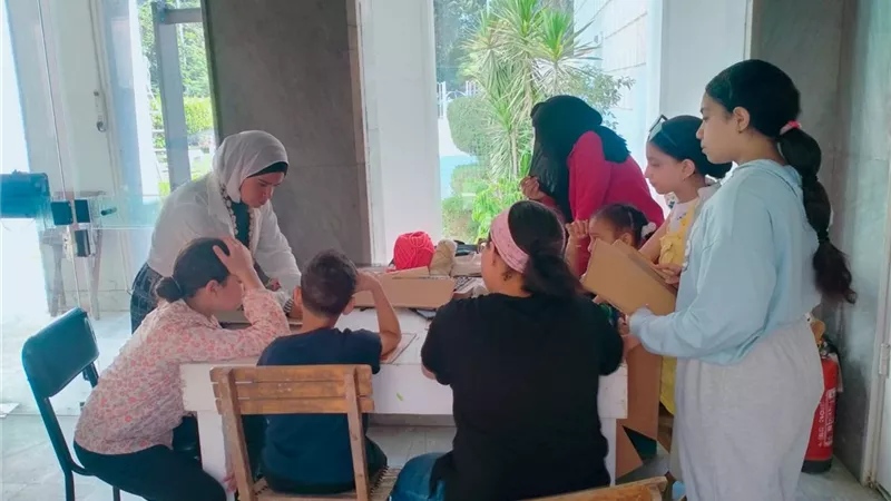 متحف محمد ناجي ينظم ورشة فنية لتعليم فن النسيج  بخامات بيئية