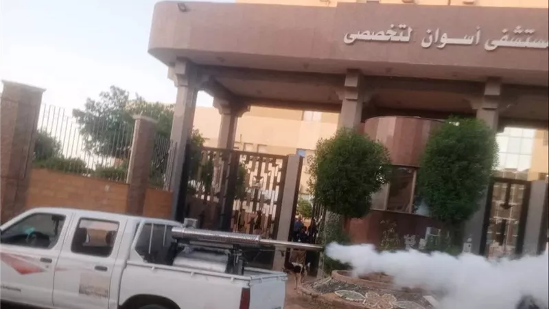 محافظ أسوان يتابع جهود مديرية الصحة لرش المبيدات المخصصة لمكافحة الباعوض 