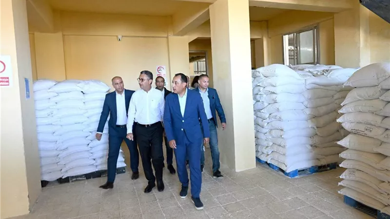 رئيس الوزراء يتفقد سير العمل بأحد مطاحن الدقيق بمحافظة مطروح