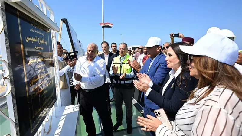 رئيس الوزراء يفتتح كوبري روميل بعد تطويره خلال جولته بمحافظة مطروح