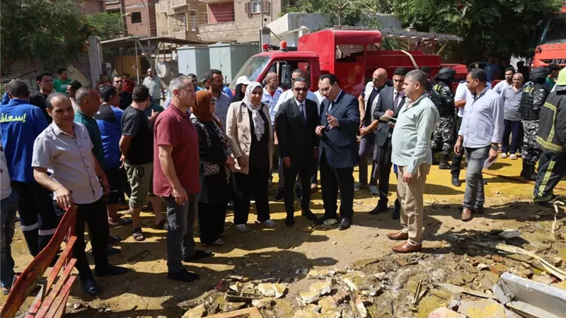 محافظ المنوفية يتفقد ميدانياً حريق منفذ بيع وتعبئة مواد البناء